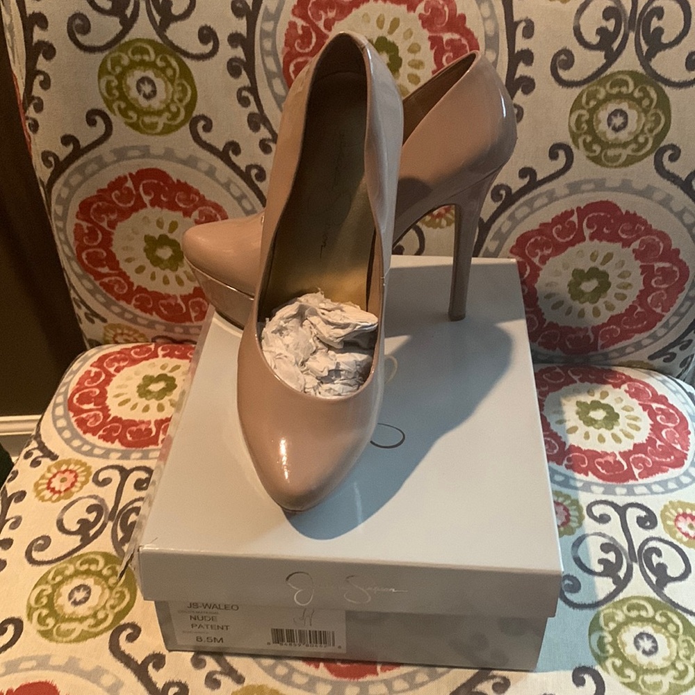 Nude 4 in heels!
